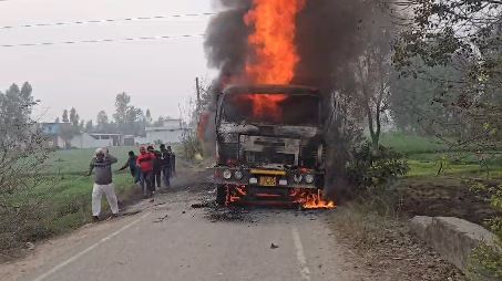 काशीपुर में डंपर ने बाइक सवार को कुचल दिया, भीड़ ने डंपर को आग के हवाले किया