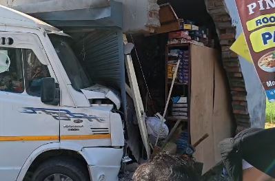 डोईवाला में देर रात हादसा, दुकान में घुसा अनियंत्रित टेंपो ट्रैवलर