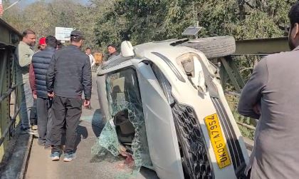 कालाढूंगी में बौर नदी पुल पर कार पलटी, बड़ा हादसा टला