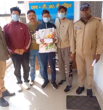 हेमकुंड एक्सप्रेस में मोबाइल चोर गिरोह पकड़ा