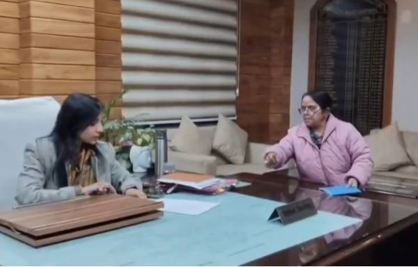 श्रीनगर नगर निगम में अनियमितताओं को लेकर पार्षदों ने मेयर पर आरोप लगाए