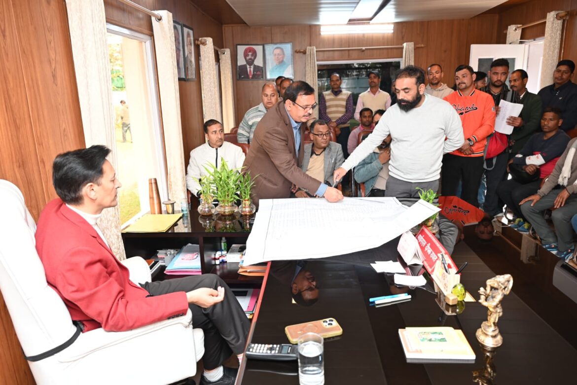 कुमाऊं आयुक्त दीपक रावत ने सुनीं जनसमस्याएं, कई मामलों का मौके पर निस्तारण