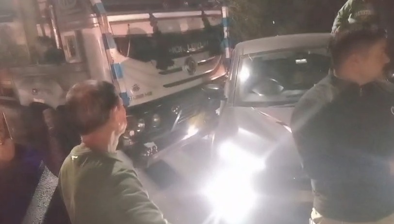 लालकुआँ हाईवे पर नशे में ट्रक चालक का तांडव, कई वाहन क्षतिग्रस्त