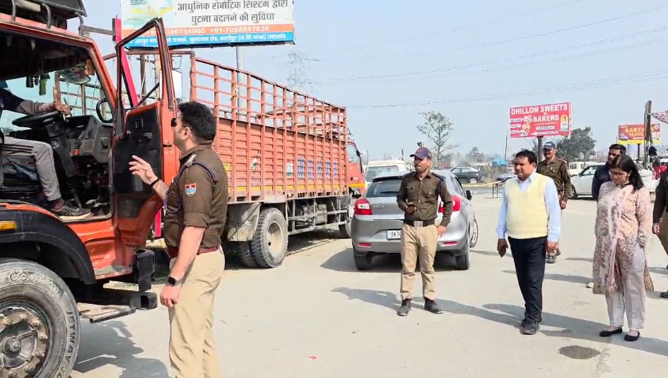 एनएच-74 पर प्रशासन की सख्ती, 9 वाहन सीज, 26 के चालान