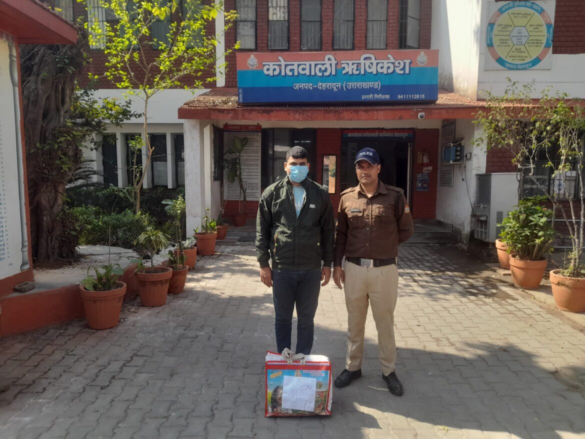 ऋषिकेश पुलिस को मिली बड़ी सफलता ।लगभग 4 किलो गांजे के साथ तस्कर गिरफ्तार।