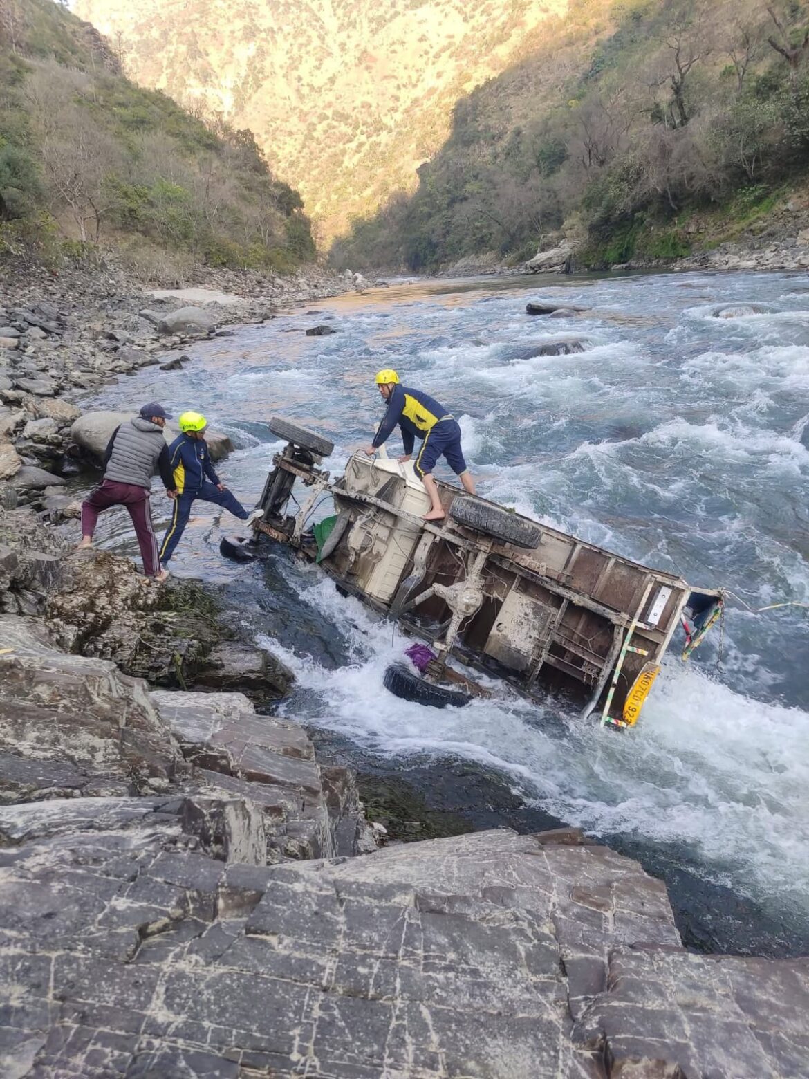 त्यूणी–अटल मोटर मार्ग पर बड़ा हादसा, वाहन खाई में गिराटोंस नदी में डूबा चालक, सर्च ऑपरेशन जारी