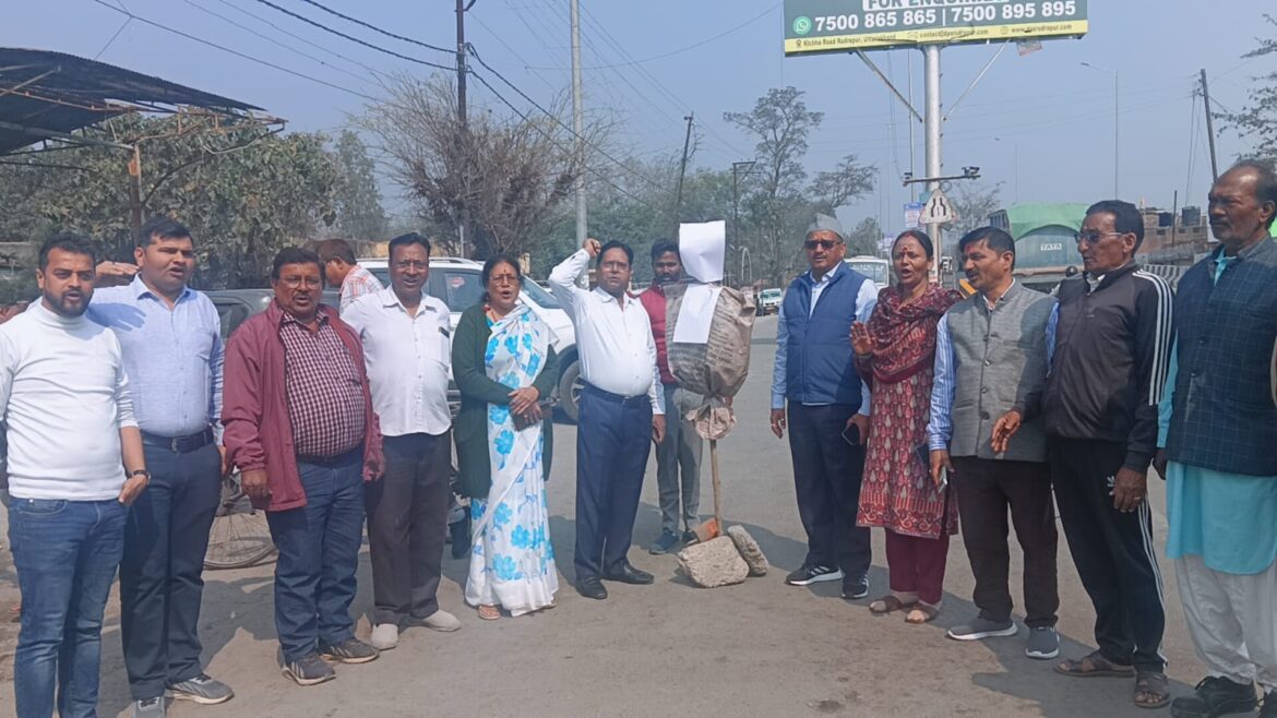 लालकुआं में कांग्रेस का प्रदर्शन, भाजपा सरकार के खिलाफ पुतला दहन