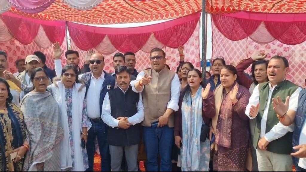 हल्द्वानी: स्थानीय लोगों ने निर्माण कार्यों और लापरवाही पर जताया विरोध