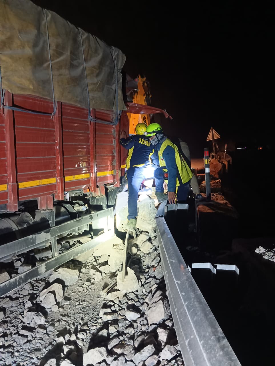 तोताघाटी में भूस्खलन से ट्रक दबा, चालक की मौत