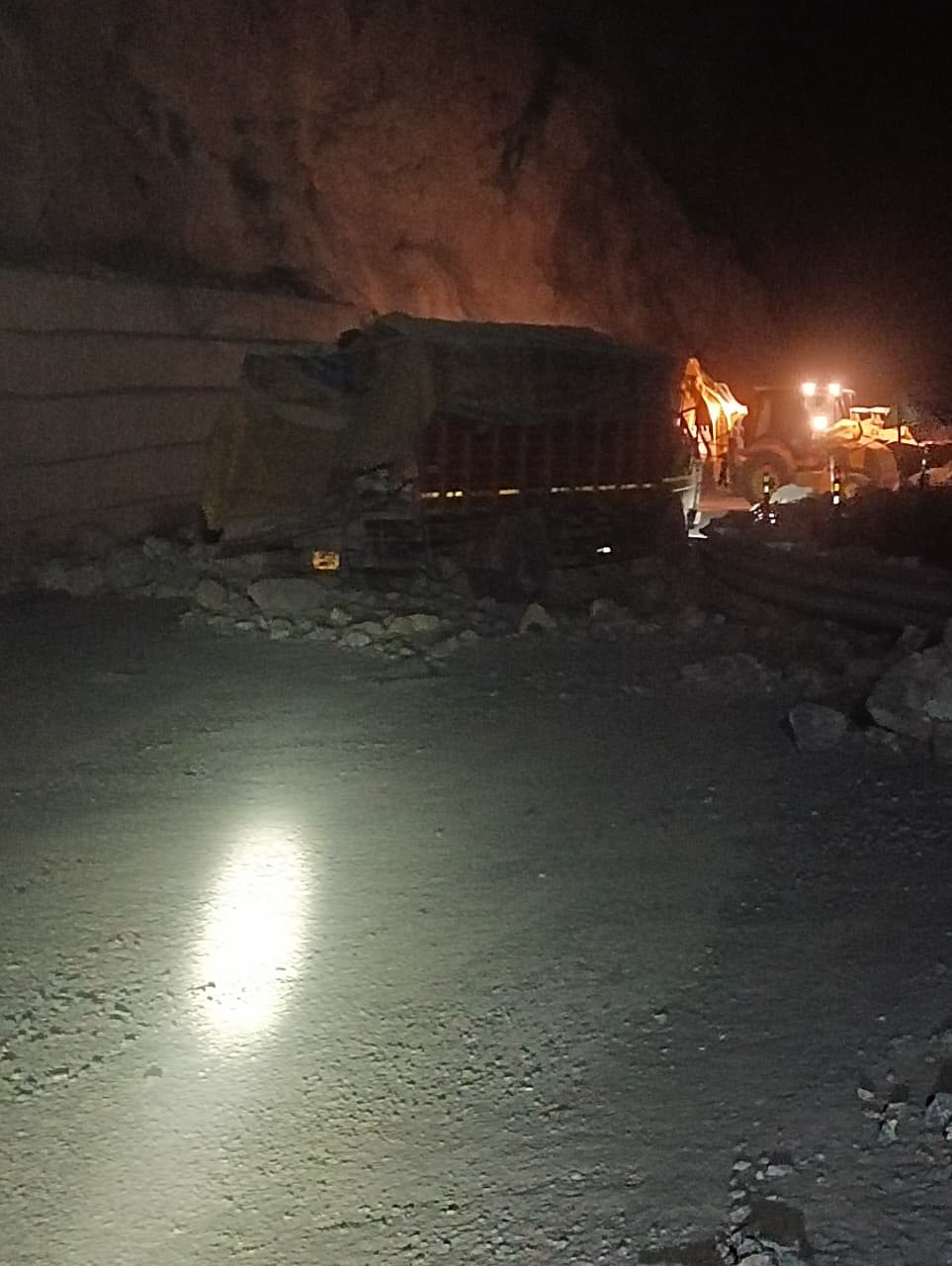 तोताघाटी में भूस्खलन की चपेट में ट्रक, चालक की दर्दनाक मौत