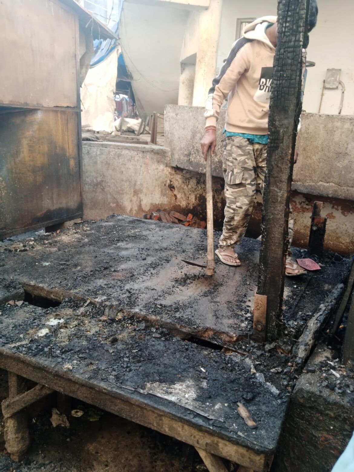 हरिद्वार के विष्णु घाट पर देर रात भीषण आग, कई खोखे जलकर राख