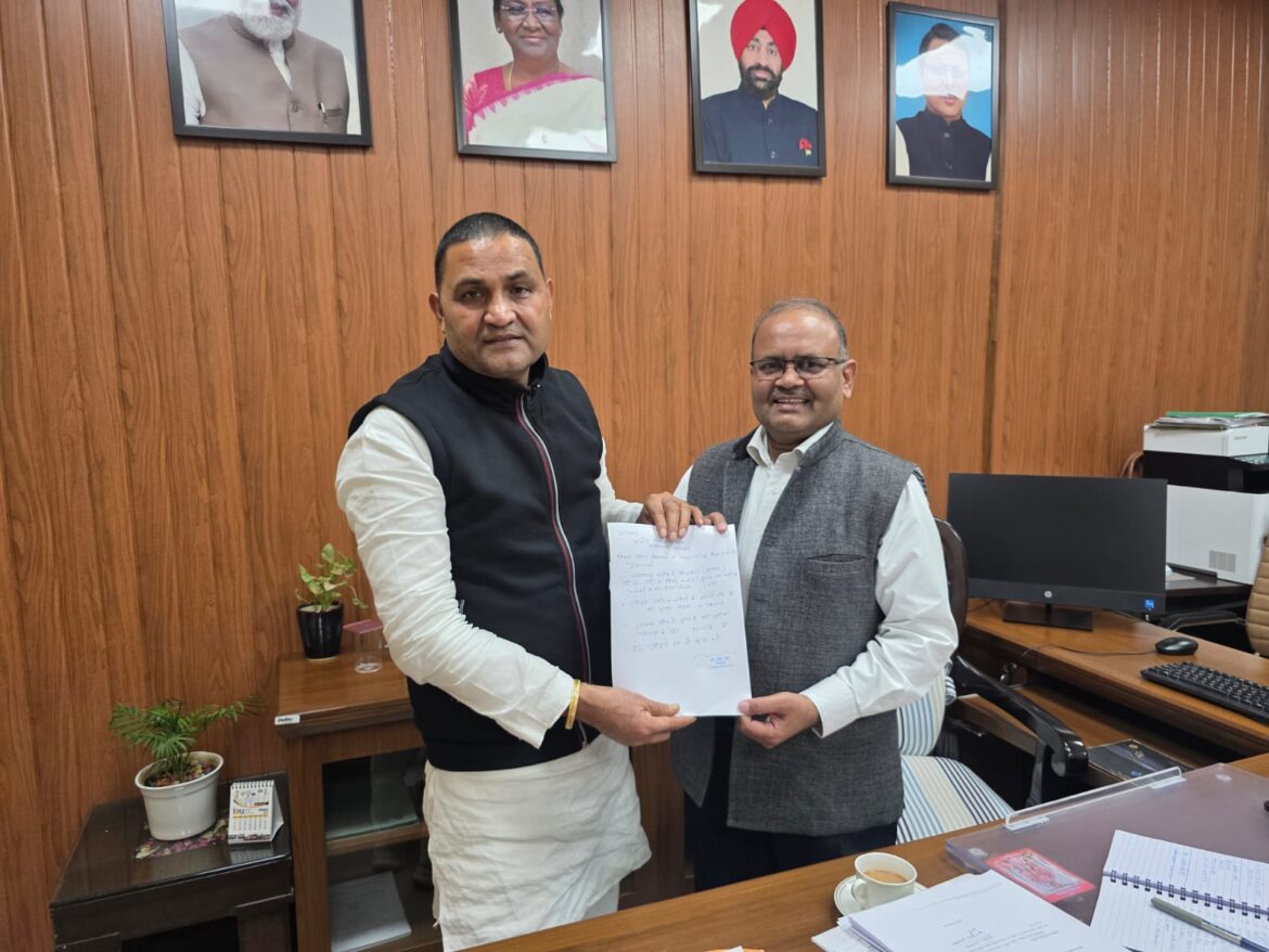 भीमताल विधायक राम सिंह कैड़ा ने आपदा सचिव से मुलाकात कर बरसात से हुई क्षति की समस्या उठाई