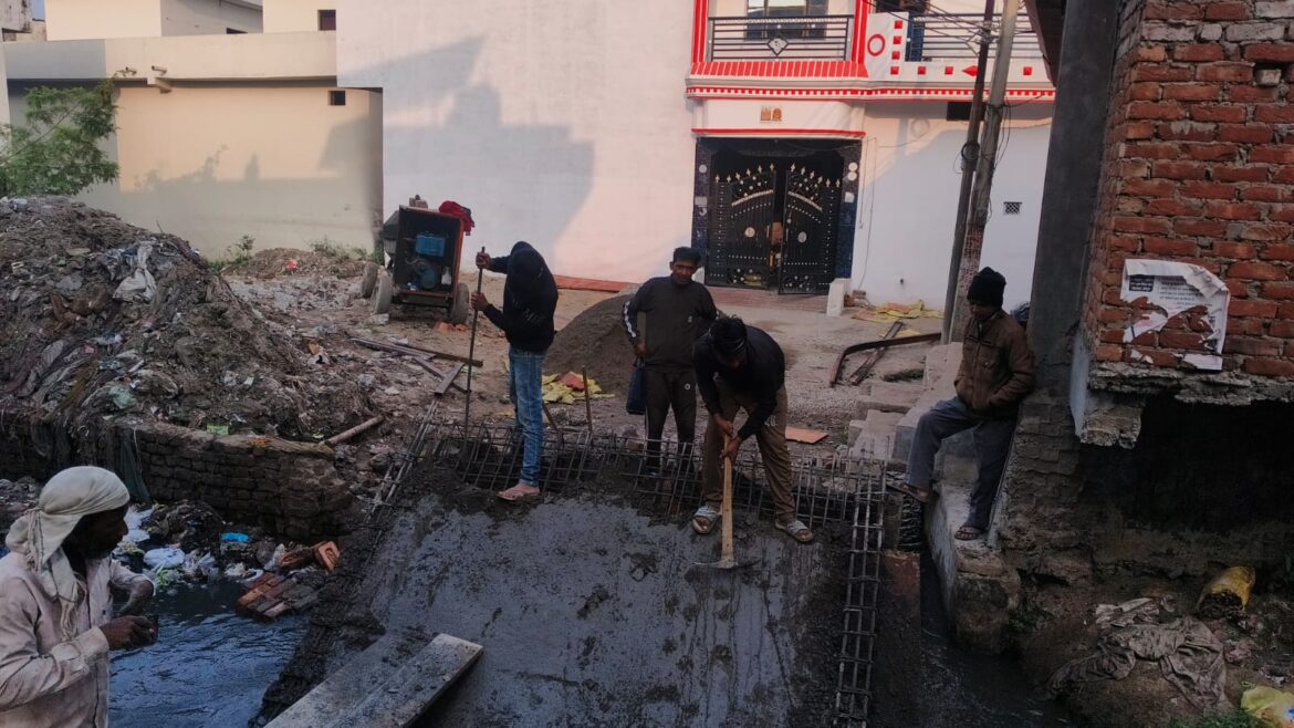 एक रात में ध्वस्त हुई लाखों की पुलिया, मचा बवाल