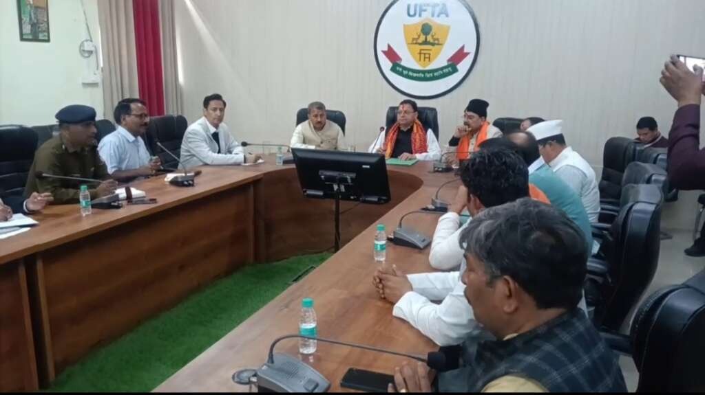 कानून व्यवस्था और विकास कार्यों को लेकर CM धामी ने ली अहम बैठक