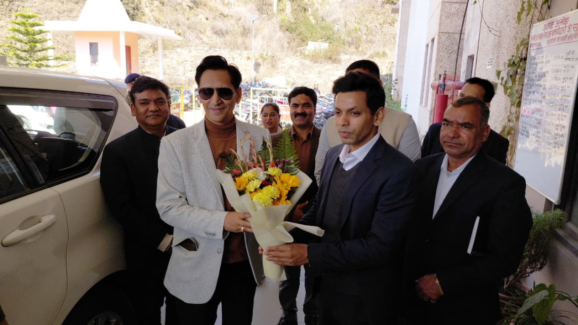 कुमाऊँ आयुक्त दीपक रावत ने अल्मोड़ा कलेक्ट्रेट का निरीक्षण कर मामलों के निस्तारण और जनसेवा में सुधार के निर्देश दिए