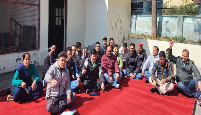 अल्मोड़ा में पेयजल निगम कर्मियों ने वेतन और राजकीयकरण की मांग को लेकर दिया धरना