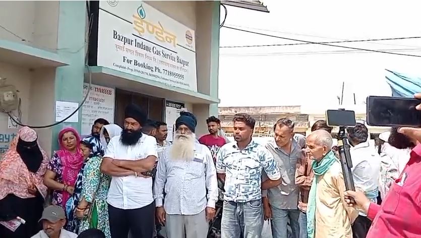 गैस एजेंसी पर कालाबाजारी का आरोप, भाजपा नेताओं का धरना