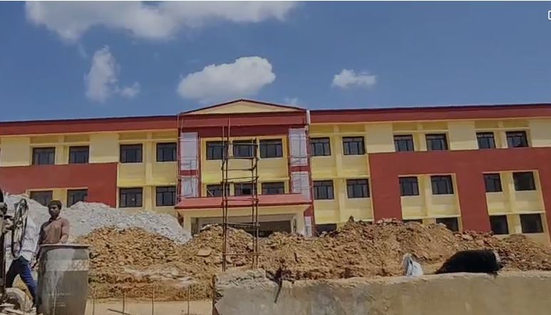 चंपावत: लोहाघाट केंद्रीय विद्यालय भवन संचालन को बाधक बनी विद्युत लाइन