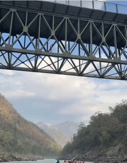 लक्ष्मणझूला नीलकंठ मार्ग पर खतरनाक स्टंट, गंगा में छलांग लगाते पर्यटक का वीडियो वायरल