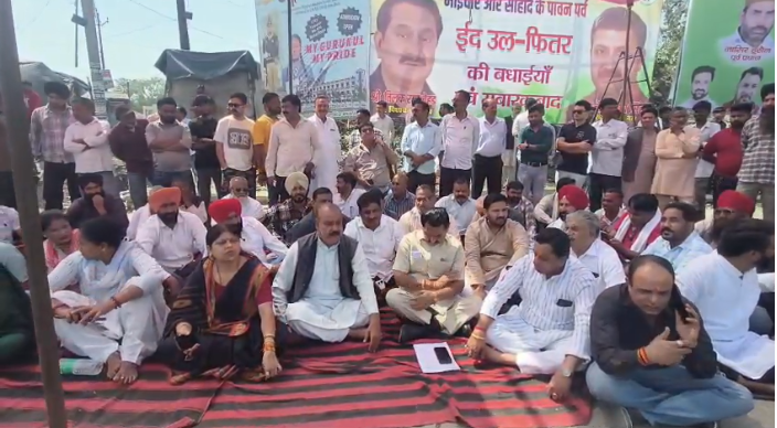 किच्छा में हाईवे कट खोलने की मांग को लेकर कांग्रेस का धरना, पुतला दहन