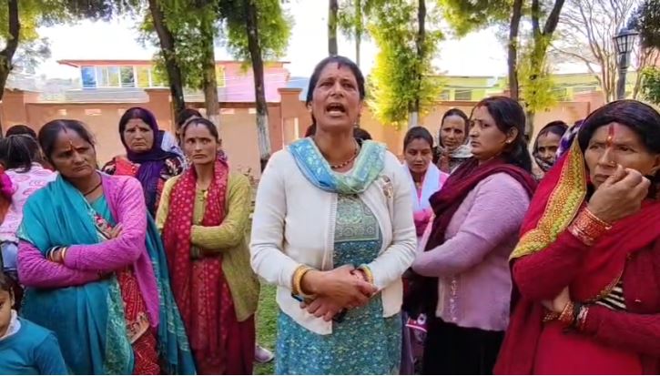 चंपावत: उमेश जोशी हत्या मामले में आक्रोशित महिलाओं का डीएम कार्यालय में प्रदर्शन