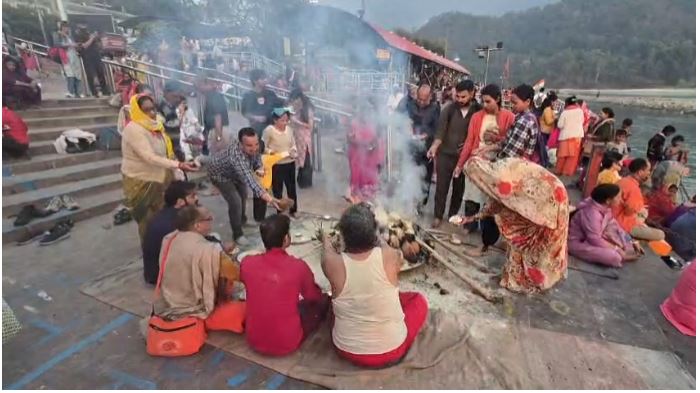 चंद्र ग्रहण के दौरान ऋषिकेश में श्रद्धालुओं ने की विशेष पूजा
