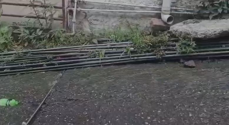 नैनीताल के चंद्र भवन मार्ग पर गंदे पानी की समस्या