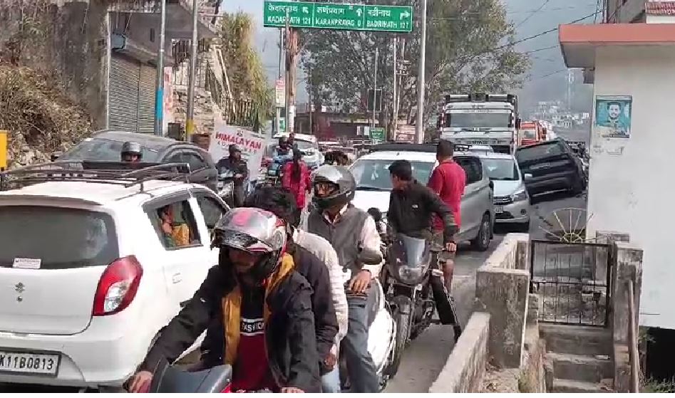 कर्णप्रयाग–गैरसैंण मोटर मार्ग पर डामरीकरण के चलते लंबा जाम