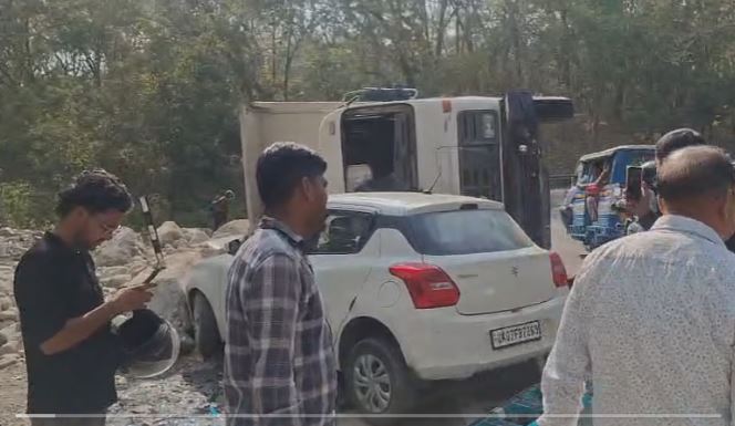 देहरादून मार्ग पर पलटा ओवरलोड ट्रक, बड़ा हादसा टला