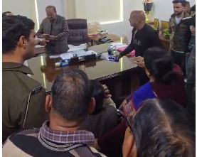 विधायक समर्थकों पर हमले के बाद शिक्षा निदेशक FIR विवाद में कांग्रेस ने उठाए सवाल