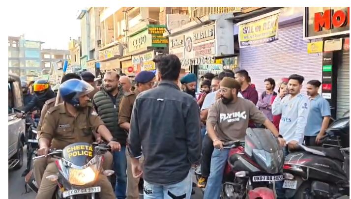 देहरादून में मोबाइल दुकान पर तोड़फोड़, पानी के गुब्बारे के विवाद में मारपीट