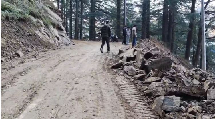 लोहाघाट महाविद्यालय मार्ग की मरम्मत, छात्रों व ग्रामीणों को राहत