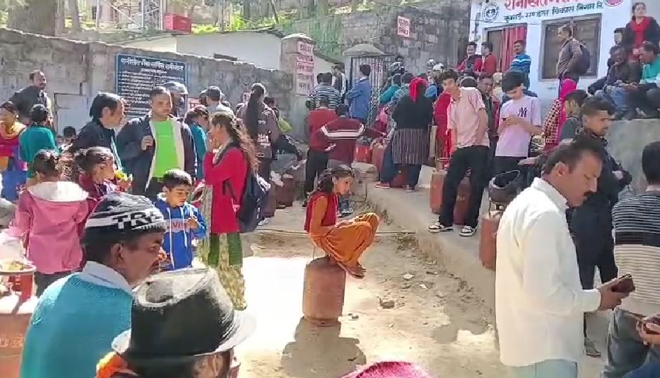 रानीखेत में गैस सिलेंडर की अफवाह से एजेंसी पर उमड़ी भीड़