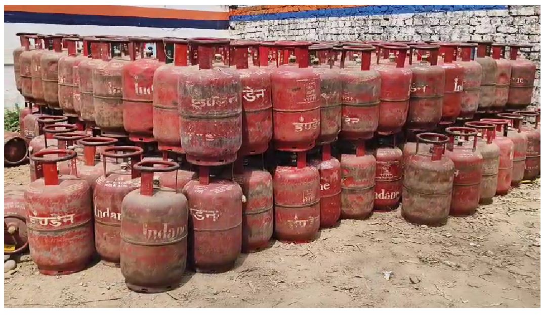 गैस वितरण नियम पर विवाद, ग्रामीण क्षेत्रों में बढ़ा आक्रोश