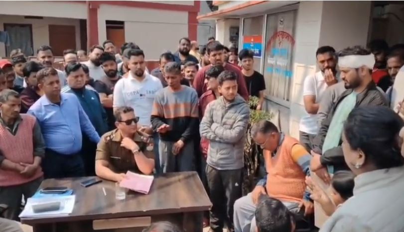 कीर्तिनगर में होली पर मारपीट के बाद व्यापारियों का प्रदर्शन, बाजार बंद कर किया घेराव