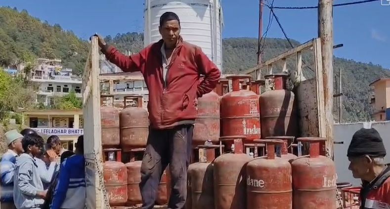 हथरंगिया में रसोई गैस वितरण व्यवस्थित