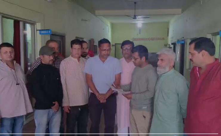 कालाढूंगी में व्यापारियों की पार्किंग समस्या, नगर पालिका को सौंपा ज्ञापन