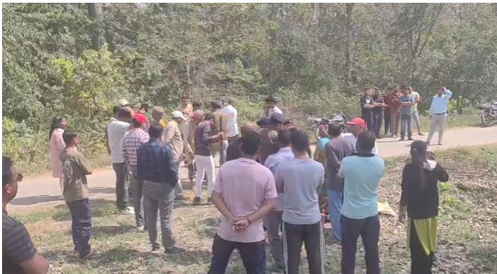 कमोला ग्राम सभा में अवैध कब्जा हटाया, प्रशासन और ग्रामीणों में नोकझोंक