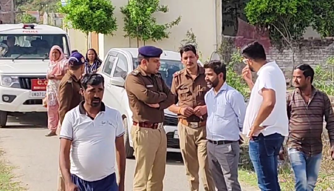 लक्कड़घाट में अवैध गैस सिलिंडर जखीरे का खुलासा, दुकानदार पर कार्रवाई