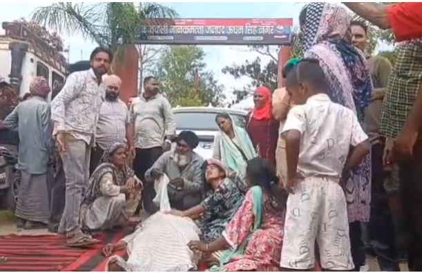 नानकमत्ता में पुलिस दबिश के दौरान बुजुर्ग महिला की मौत, परिजनों का हंगामा