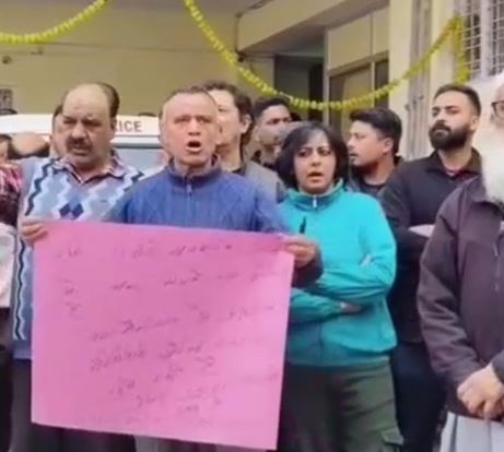 नैनीताल में व्यापारियों का कोतवाली घेराव, पुलिस पर उत्पीड़न के आरोप