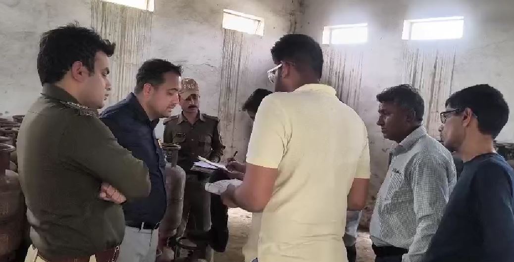 ऋषिकेश में अवैध गैस रिफिलिंग का भंडाफोड़, वाहन से 30 भरे सिलेंडर बरामद