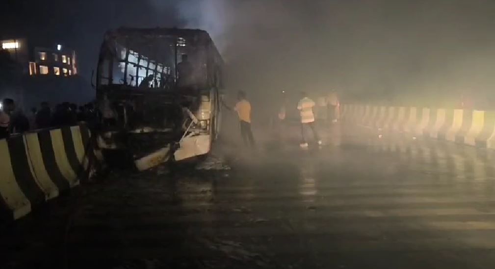 मोतीचूर फ्लाईओवर पर भीषण हादसा, चार वाहन टकराए, बस सहित कई वाहन जले