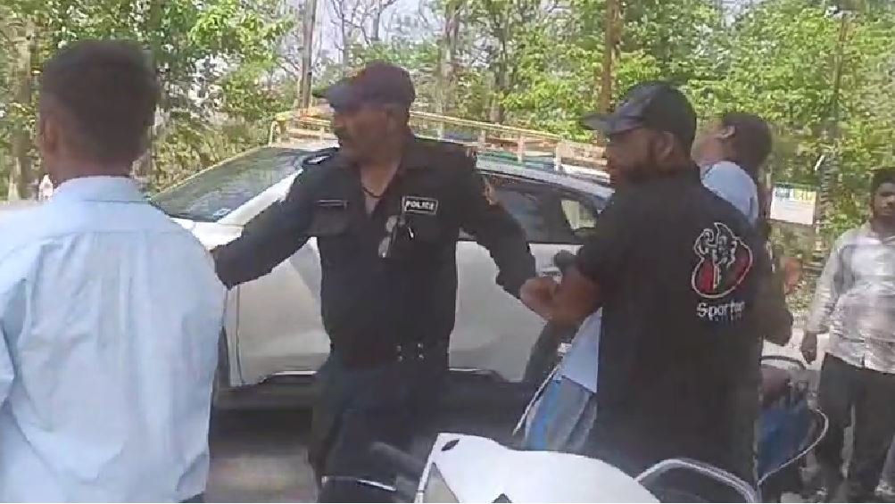 ऋषिकेश में आवारा सांड का कहर, ऑटो पलटा, तीन छात्राएं घायल