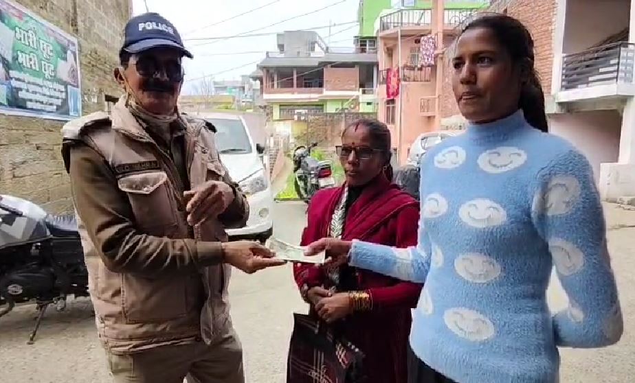 लोहाघाट में कांस्टेबल हेम महरा की ईमानदारी का उदाहरण, 34 हजार रुपये लौटाए