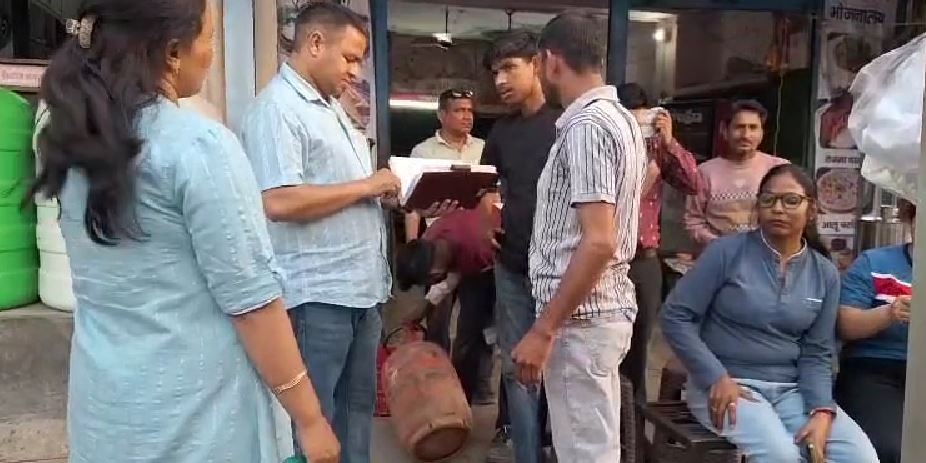 विकासनगर में घरेलू गैस के व्यावसायिक इस्तेमाल पर छापेमारी, 12 सिलेंडर सीज