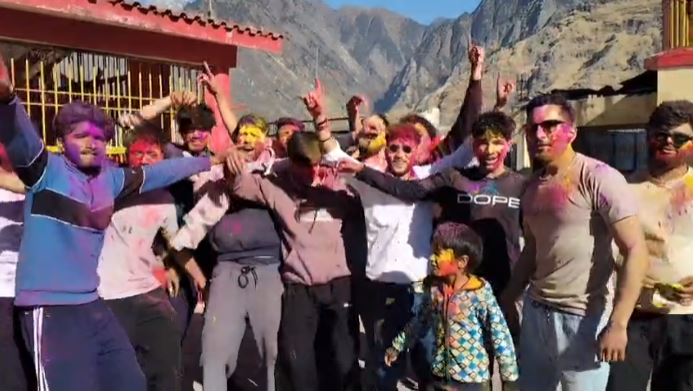 सरहदी नगर ज्योतिर्मठ में रंगोत्सव की धूम, पारंपरिक होली में झूमे बच्चे-बूढ़े और जवान