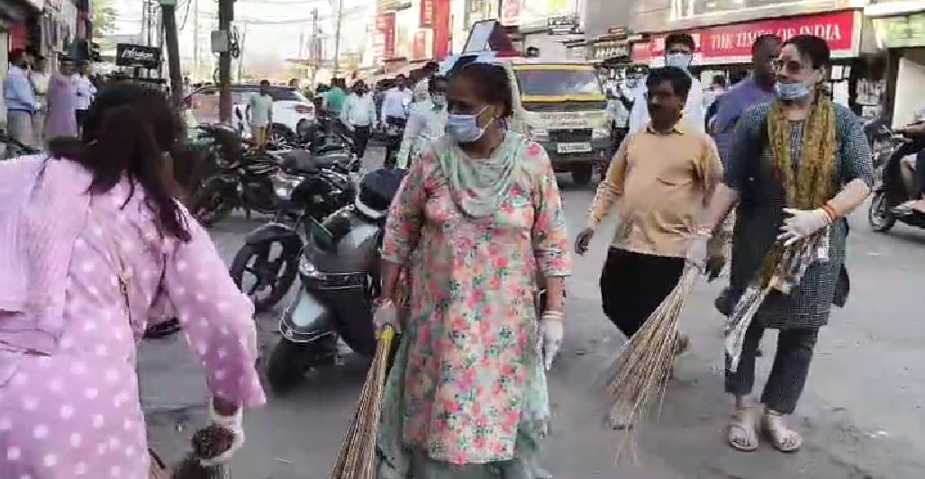 सफाई कर्मियों की हड़ताल के बीच मेयर और नगर आयुक्त उतरे सड़कों पर