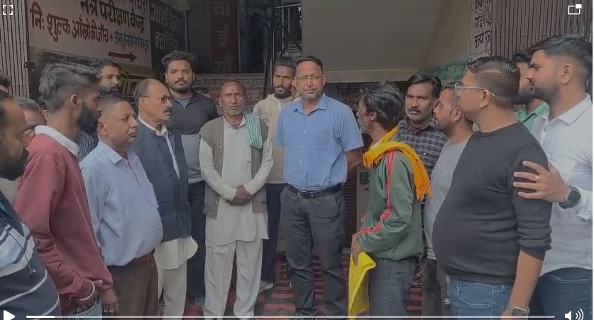 वाल्मीकि मंदिर भूमि विवाद पर सफाई कर्मियों का धरना