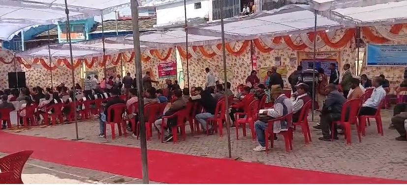 चार साल बेमिसाल कार्यक्रम में खाली कुर्सियां, सवालों में आयोजन